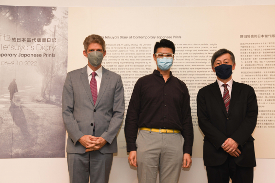 （左起）主禮嘉賓包括港大美術博物館總監羅諾德博士、展品收藏家許敏志先生及在香港日本國總領事館大使岡田健一先生。